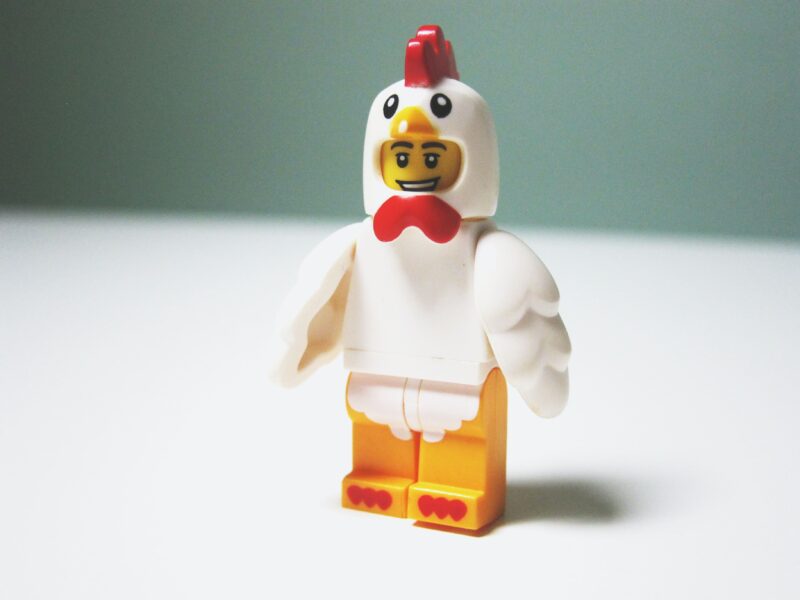 チキンの着ぐるみを被るレゴブロックの人間